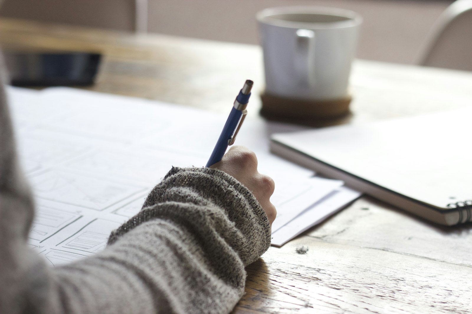 Étudiant préparant l'examen CFA Level 2 à son bureau
