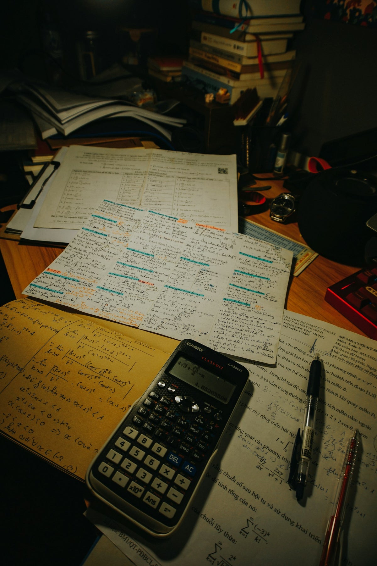 Bureau avec calculatrice financière, stylos et documents de révision pour l'examen CFA